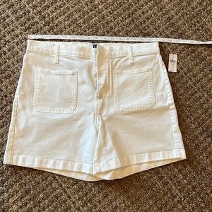 GAP button front high rise 4” short